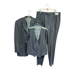 Caravelli Men’s 3 Pc Pleated Gray Pinstripe Suit Sz 46R 40W NWT